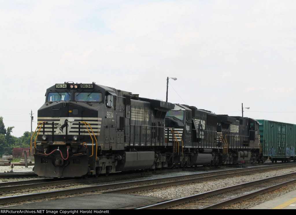 NS 9634 leads train P30 into the yard